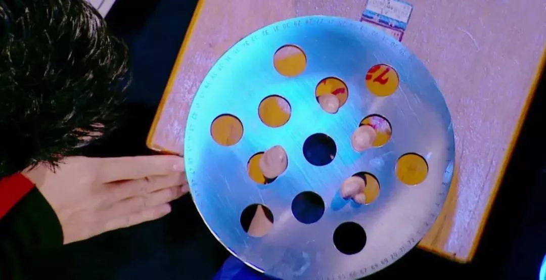 没有尺子能量!精度小于0.1微米,靠一双手完成的图5